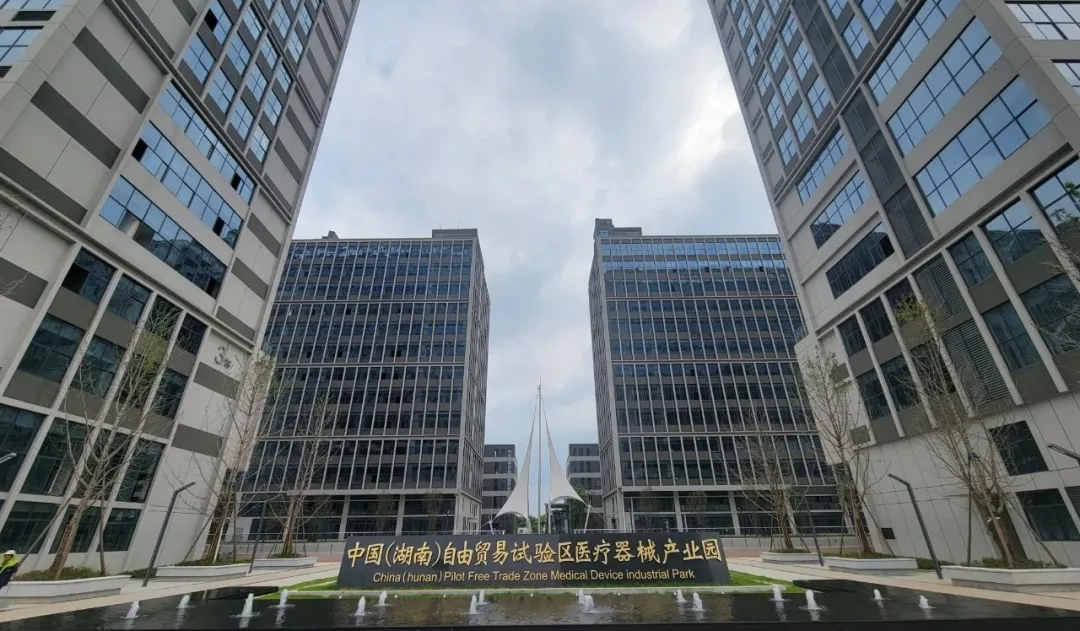 “一站式”產(chǎn)業(yè)服務(wù)！湖南自貿(mào)試驗(yàn)區(qū)醫(yī)療器械產(chǎn)業(yè)園集聚企業(yè)146家，持證133張