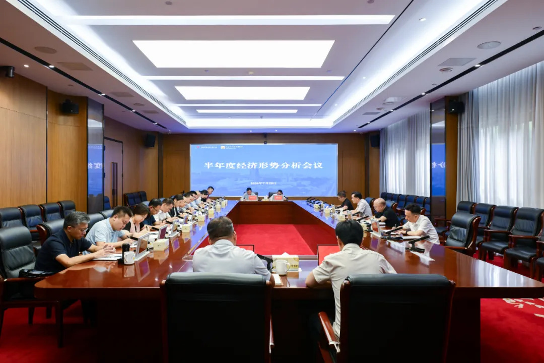 蒋红波主持召开园区半年度经济形势分析会